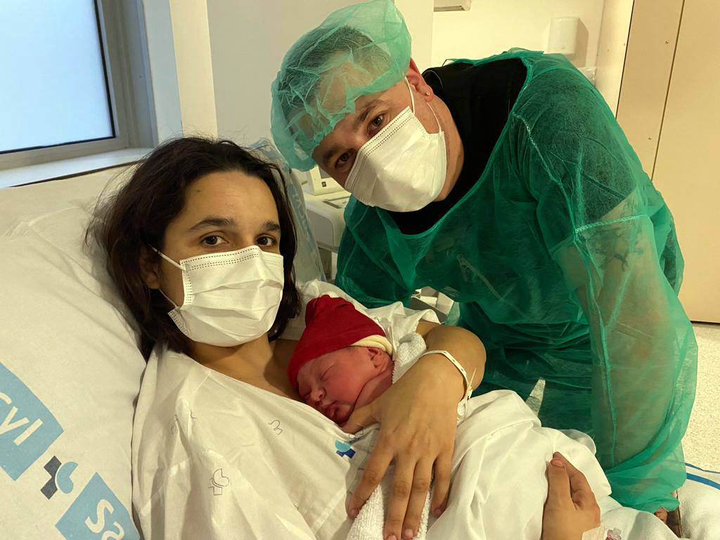 Lua Gabriela, primera bebé nacida en Burgos en 2023. En la imagen, junto a sus padres Laura Izquierdo y Claudio Pertrisa