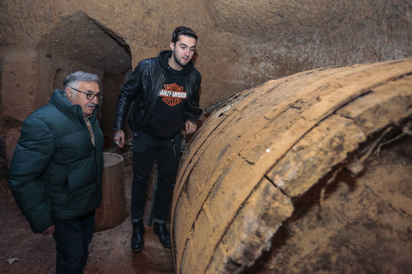 Claudiano Pellitero y su nieto Saúl Coque, rehabilitan una bodega familiar en el municipio leonés de Valdevimbre.