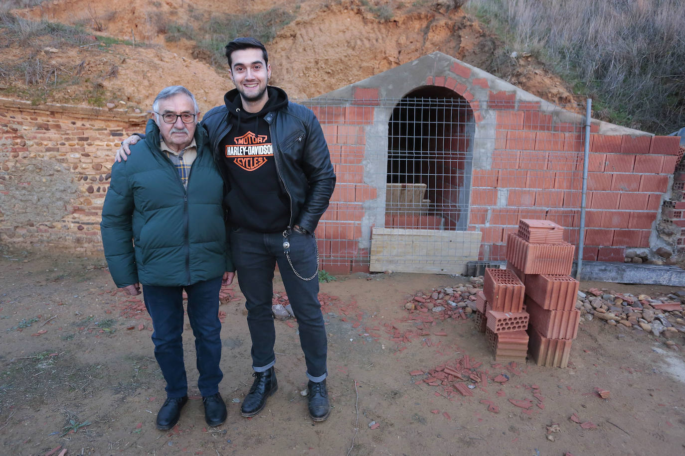 Claudiano Pellitero y su nieto Saúl Coque, rehabilitan una bodega familiar en el municipio leonés de Valdevimbre.