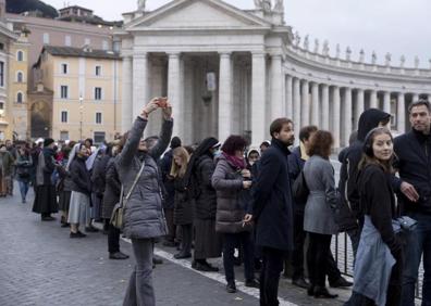 Imagen secundaria 1 - Largas colas a las puertas de la Basílica de San Pedro del Vaticano. 