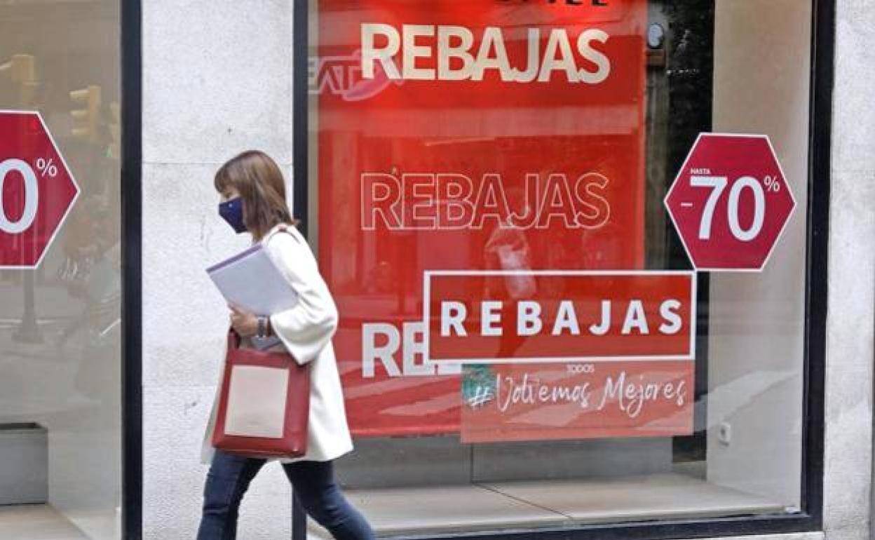 Imagen de un escaparate anunciando las rebajas. 