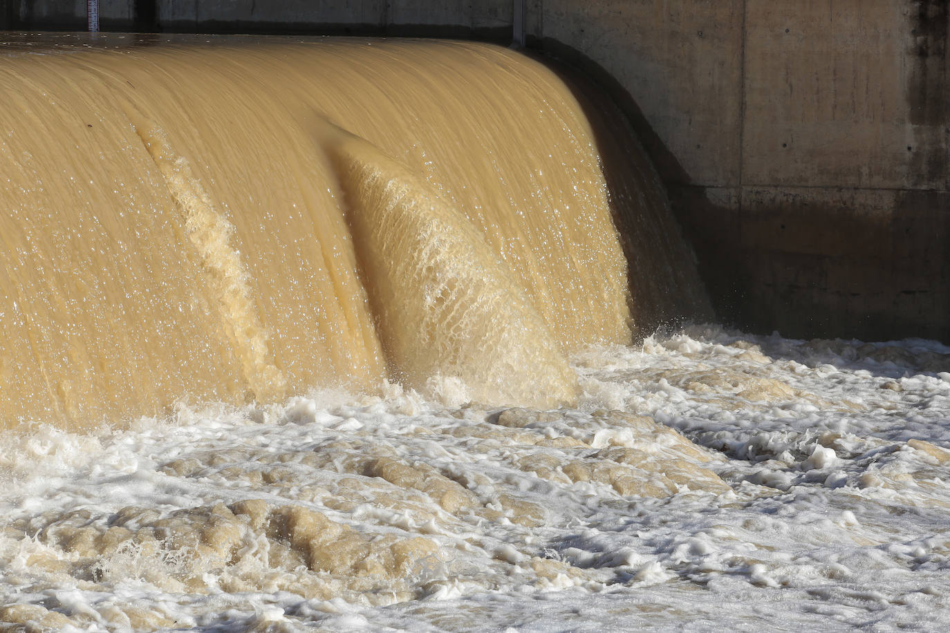 Crecida del río Bernesga a su paso por la capital leonesa