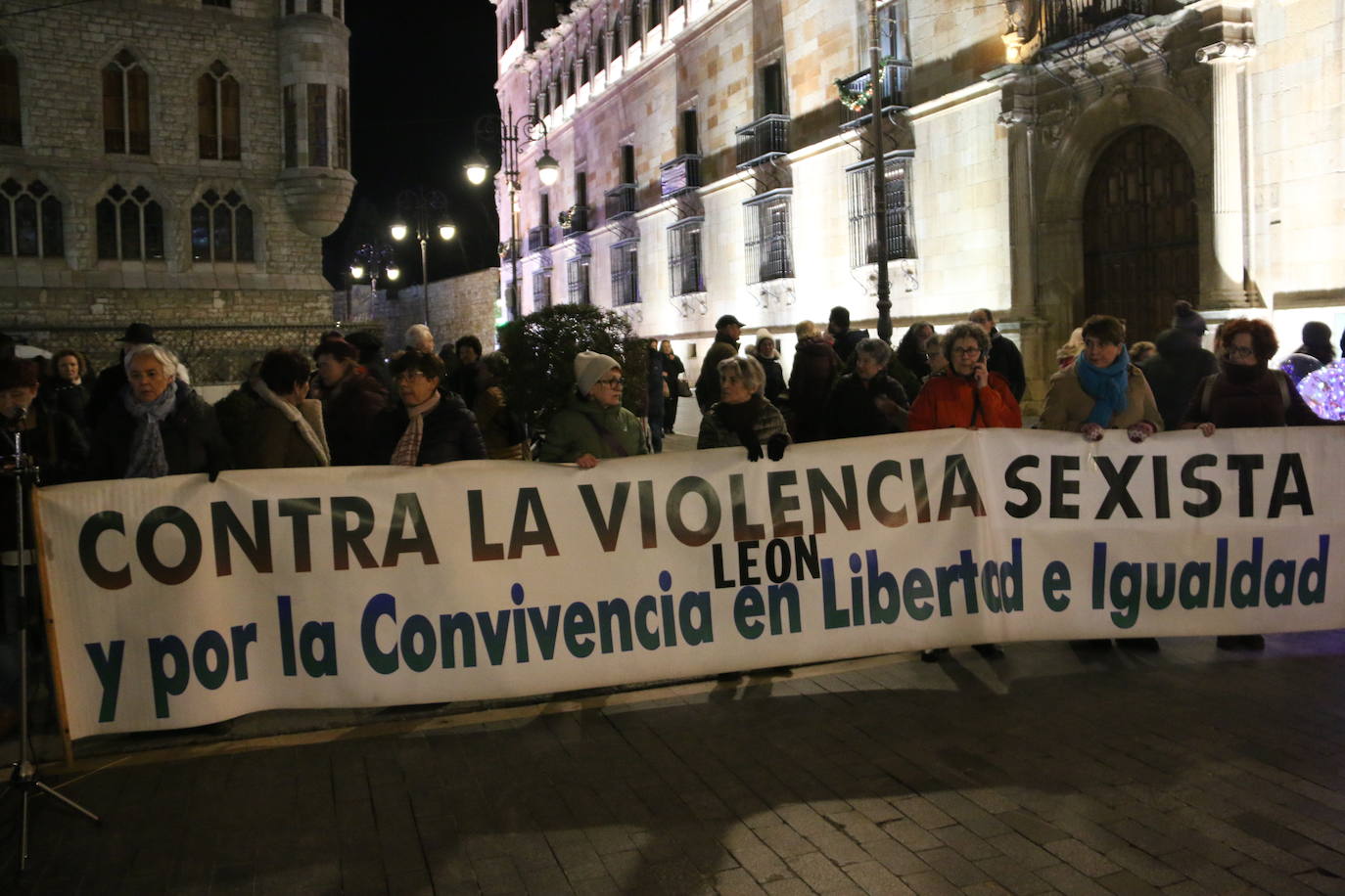 Concentración de Lunes sin Sol tras los tres asesinatos machistas de la última semana del año. 