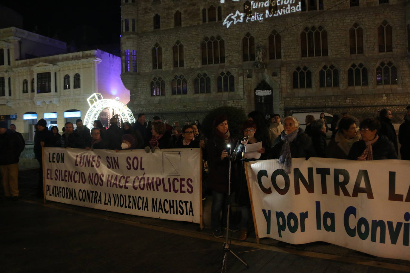 Concentración de Lunes sin Sol tras los tres asesinatos machistas de la última semana del año. 