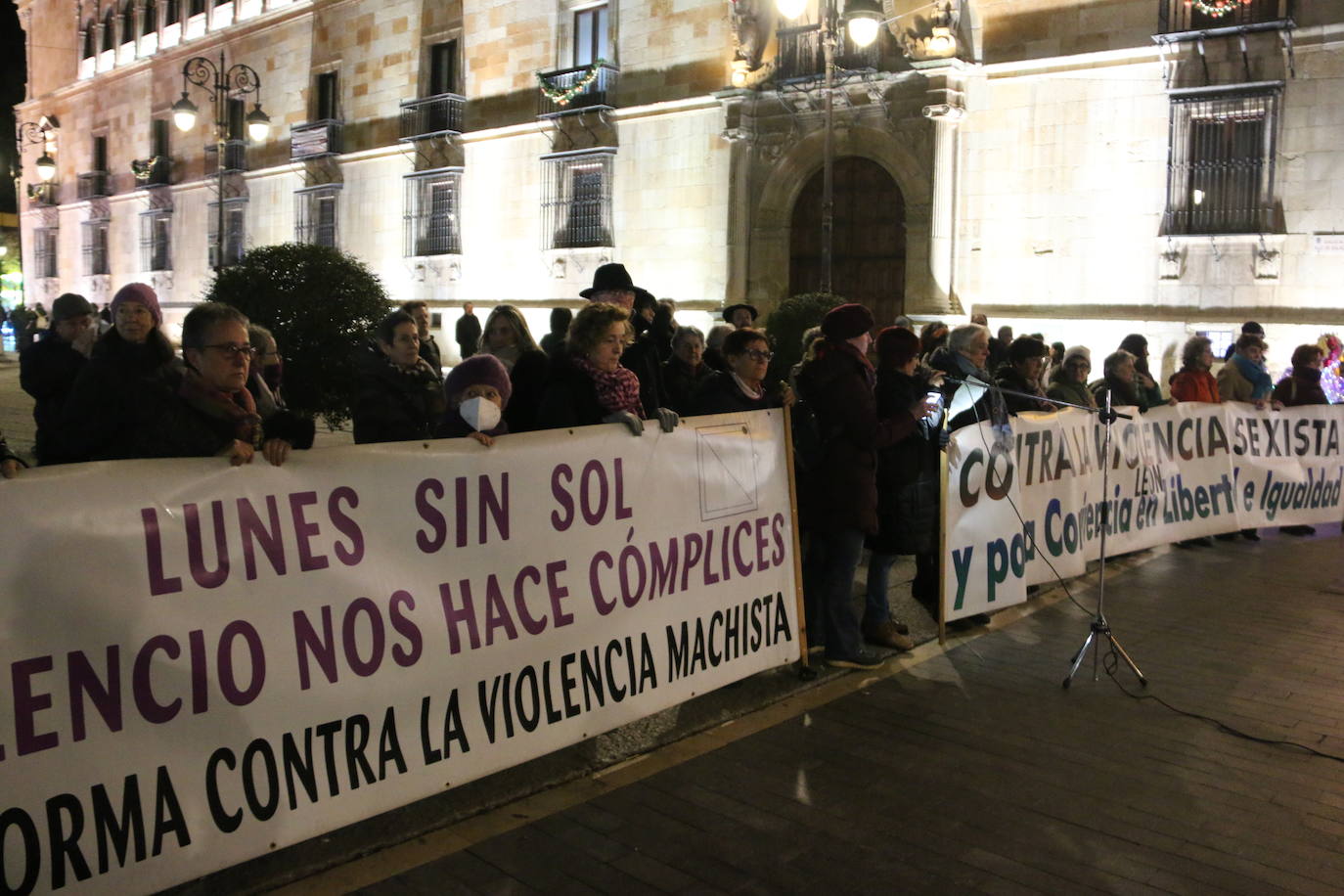 Concentración de Lunes sin Sol tras los tres asesinatos machistas de la última semana del año. 
