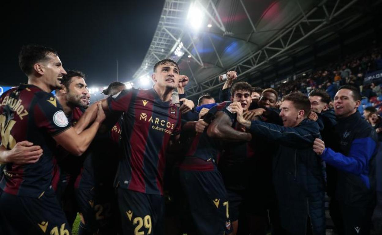 Los jugadores del Levante celebran el gol de la victoria ante el Getafe. 