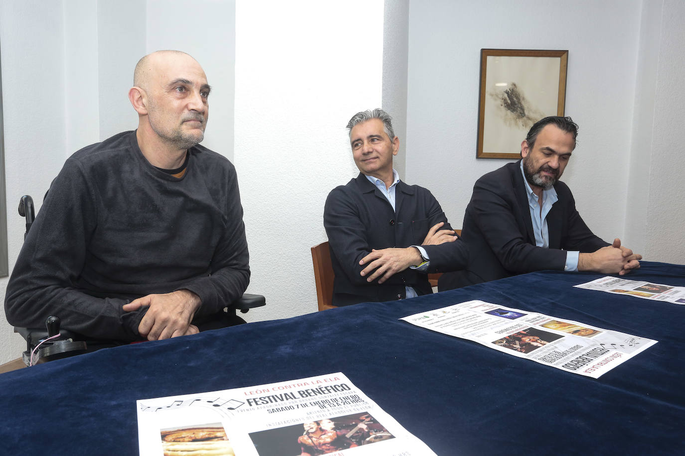 El Real Aero Club de León, presenta un evento a favor de la ELA. En la imagen, Urbano González, afectado por esta enfermedad; el presidente del Real Aero Club, Juan Carlos Redondo y el consejero delegado de Domus Oncinae, Juan Salguero.