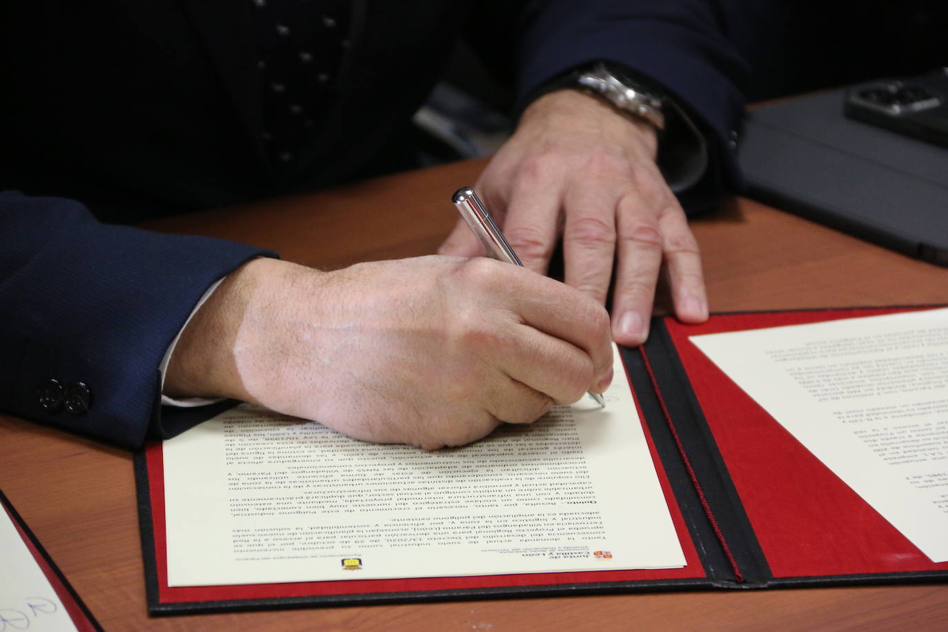 Firma del protocolo de ampliación del polígono de Villadangos.