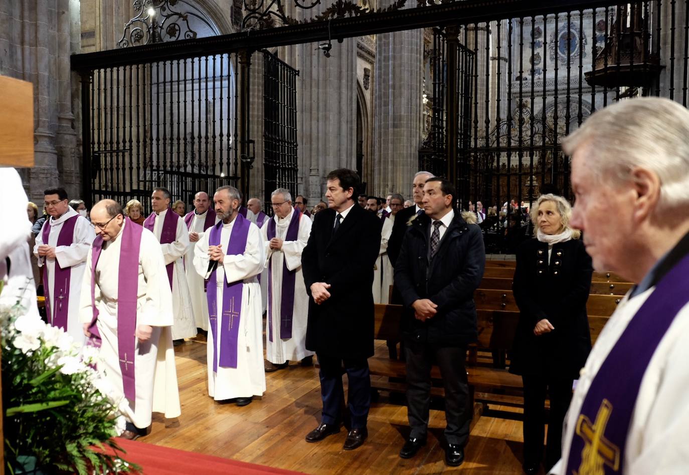 El presidente de la Junta, Alfonso Fernández Mañueco, asiste a la misa funeral por Benedicto XVI.