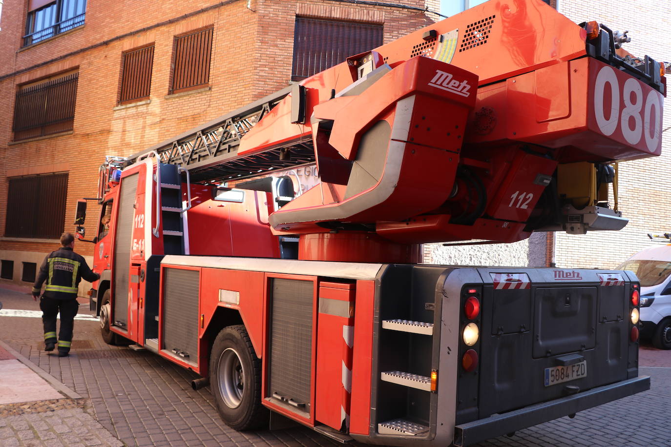 Los bomberos intervienen tras la explosión de un generador en León. 