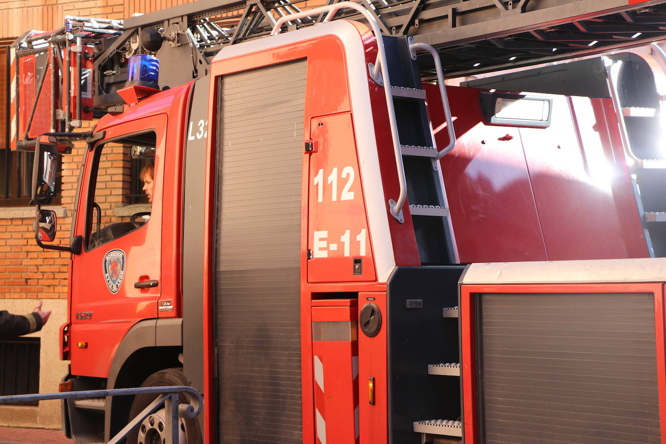 Los bomberos intervienen tras la explosión de un generador en León. 