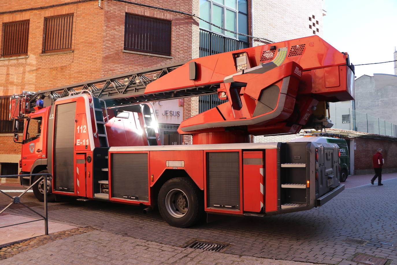 Los bomberos intervienen tras la explosión de un generador en León. 