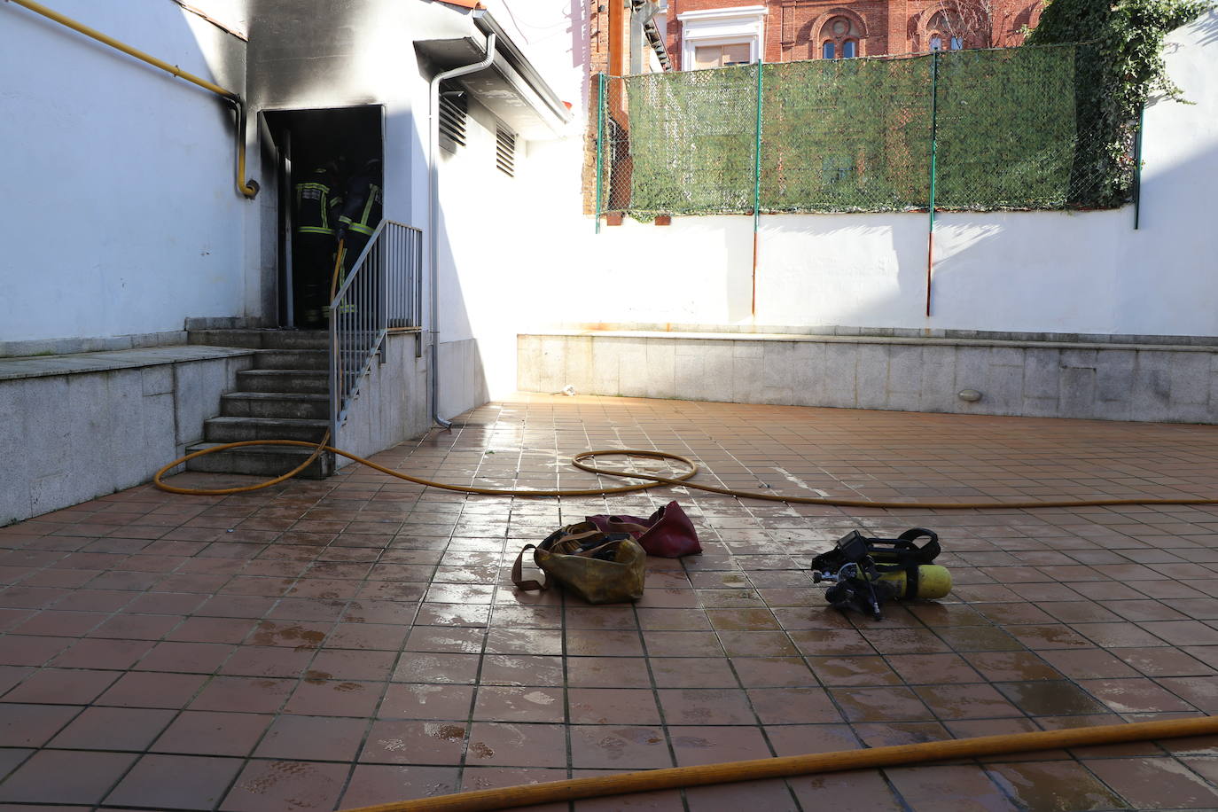 Los bomberos intervienen tras la explosión de un generador en León. 