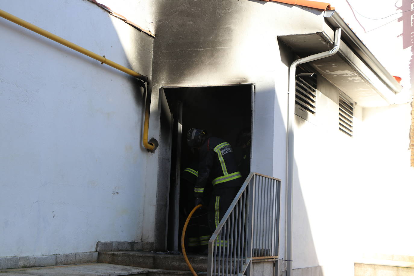 Los bomberos intervienen tras la explosión de un generador en León. 