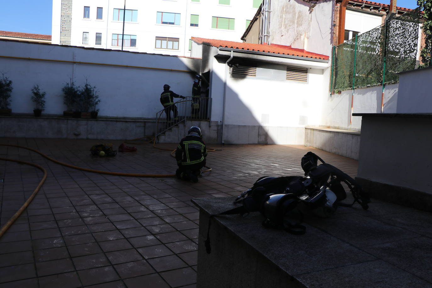 Los bomberos intervienen tras la explosión de un generador en León. 