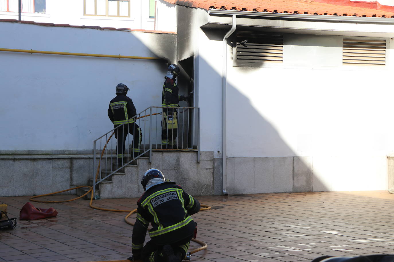 Los bomberos intervienen tras la explosión de un generador en León. 