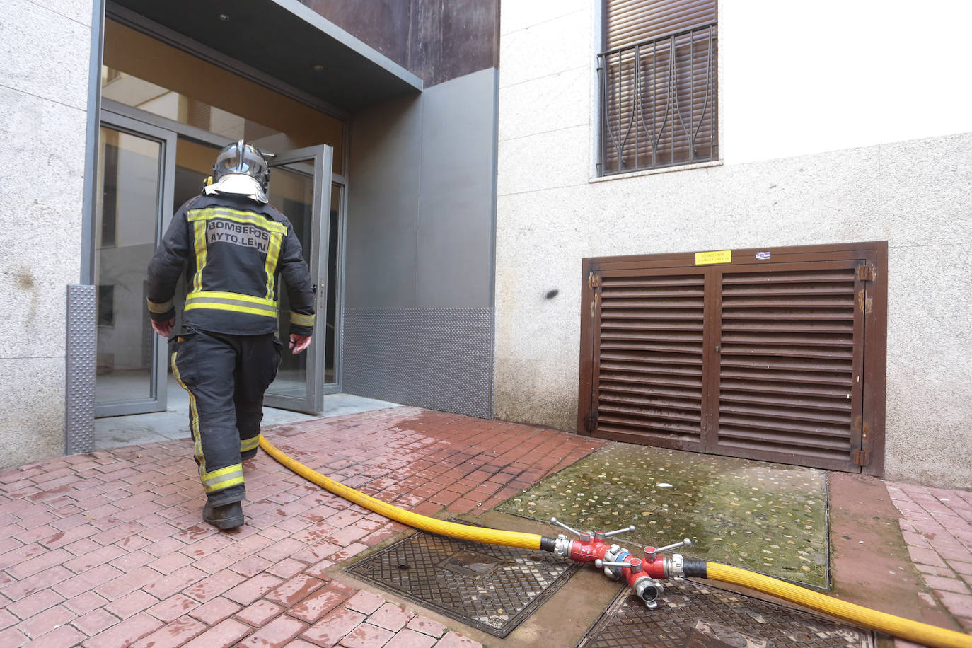 Los bomberos intervienen tras la explosión de un generador en León. 
