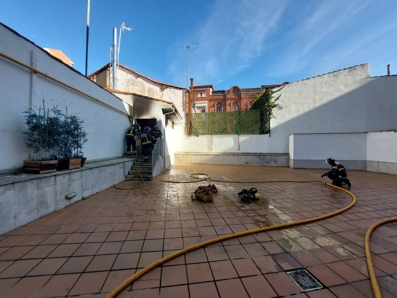 Los bomberos intervienen tras la explosión de un generador en León. 