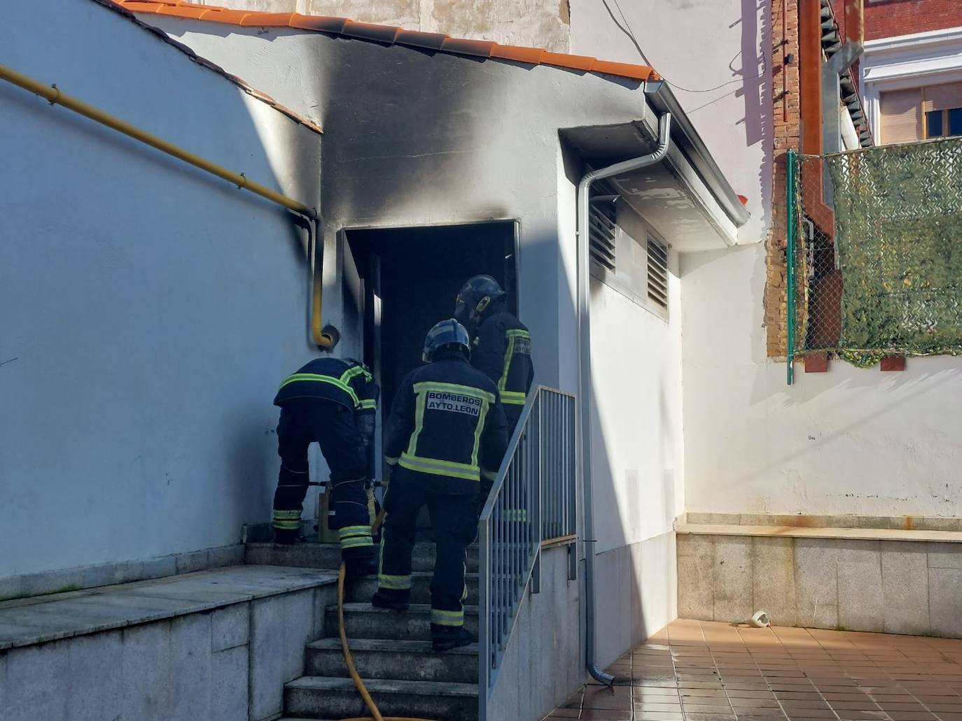 Los bomberos intervienen tras la explosión de un generador en León. 