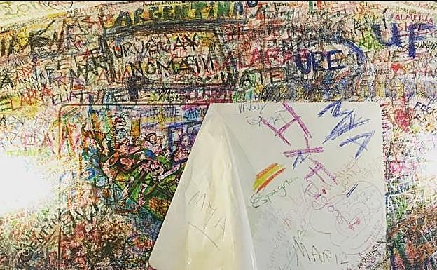 La cantidad de firmas ha obligado a renovar la pared en varias ocasiones.