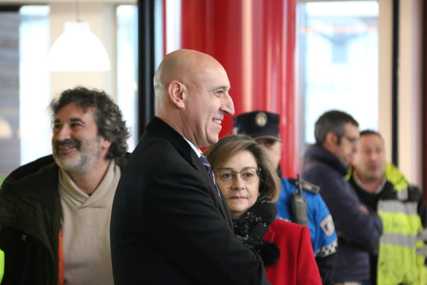 Los Reyes Magos de Oriente han llegado a la estación de Renfe de León a bordo tren chárter S470 fletado especialmente para la ocasión. Decenas de niños se han acercado a Melchor, Gaspar y Baltasar que, a continuación han sido recibidos por el alcalde de la ciudad. 