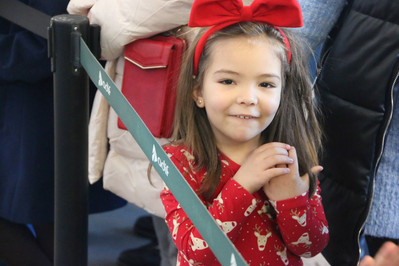 Los Reyes Magos de Oriente han llegado a la estación de Renfe de León a bordo tren chárter S470 fletado especialmente para la ocasión. Decenas de niños se han acercado a Melchor, Gaspar y Baltasar que, a continuación han sido recibidos por el alcalde de la ciudad. 