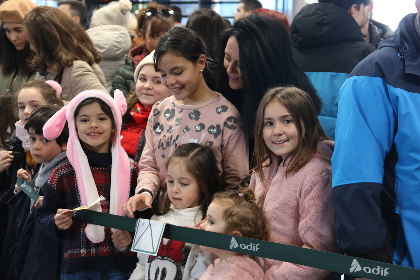 Los Reyes Magos de Oriente han llegado a la estación de Renfe de León a bordo tren chárter S470 fletado especialmente para la ocasión. Decenas de niños se han acercado a Melchor, Gaspar y Baltasar que, a continuación han sido recibidos por el alcalde de la ciudad. 