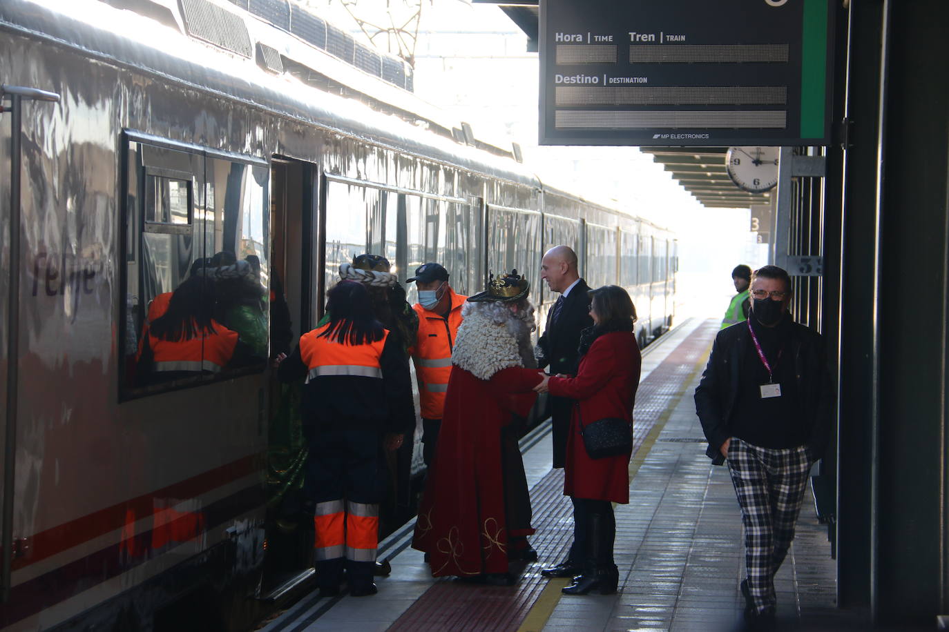 Los Reyes Magos de Oriente han llegado a la estación de Renfe de León a bordo tren chárter S470 fletado especialmente para la ocasión. Decenas de niños se han acercado a Melchor, Gaspar y Baltasar que, a continuación han sido recibidos por el alcalde de la ciudad. 