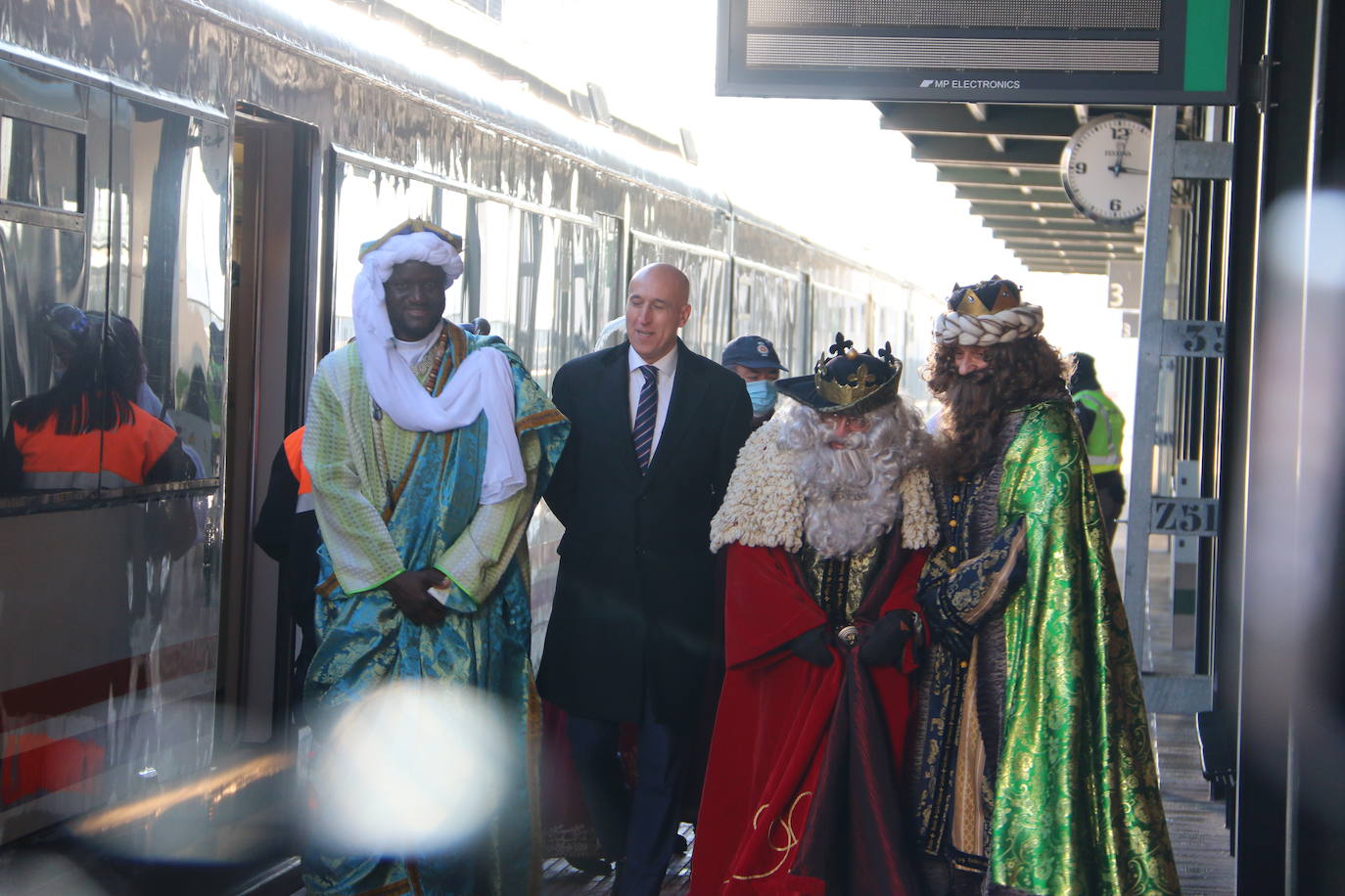 Los Reyes Magos de Oriente han llegado a la estación de Renfe de León a bordo tren chárter S470 fletado especialmente para la ocasión. Decenas de niños se han acercado a Melchor, Gaspar y Baltasar que, a continuación han sido recibidos por el alcalde de la ciudad. 