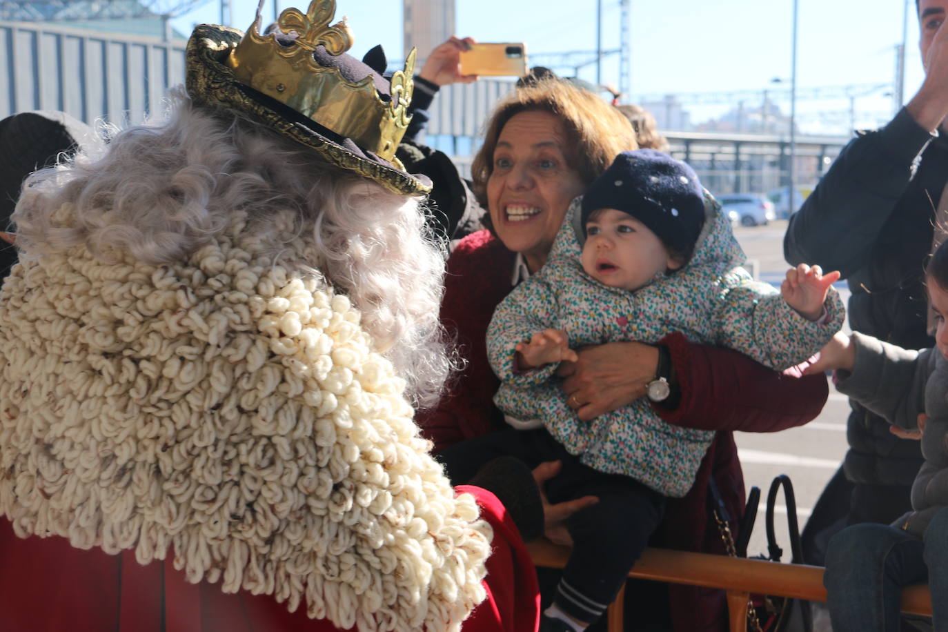 Los Reyes Magos de Oriente han llegado a la estación de Renfe de León a bordo tren chárter S470 fletado especialmente para la ocasión. Decenas de niños se han acercado a Melchor, Gaspar y Baltasar que, a continuación han sido recibidos por el alcalde de la ciudad. 