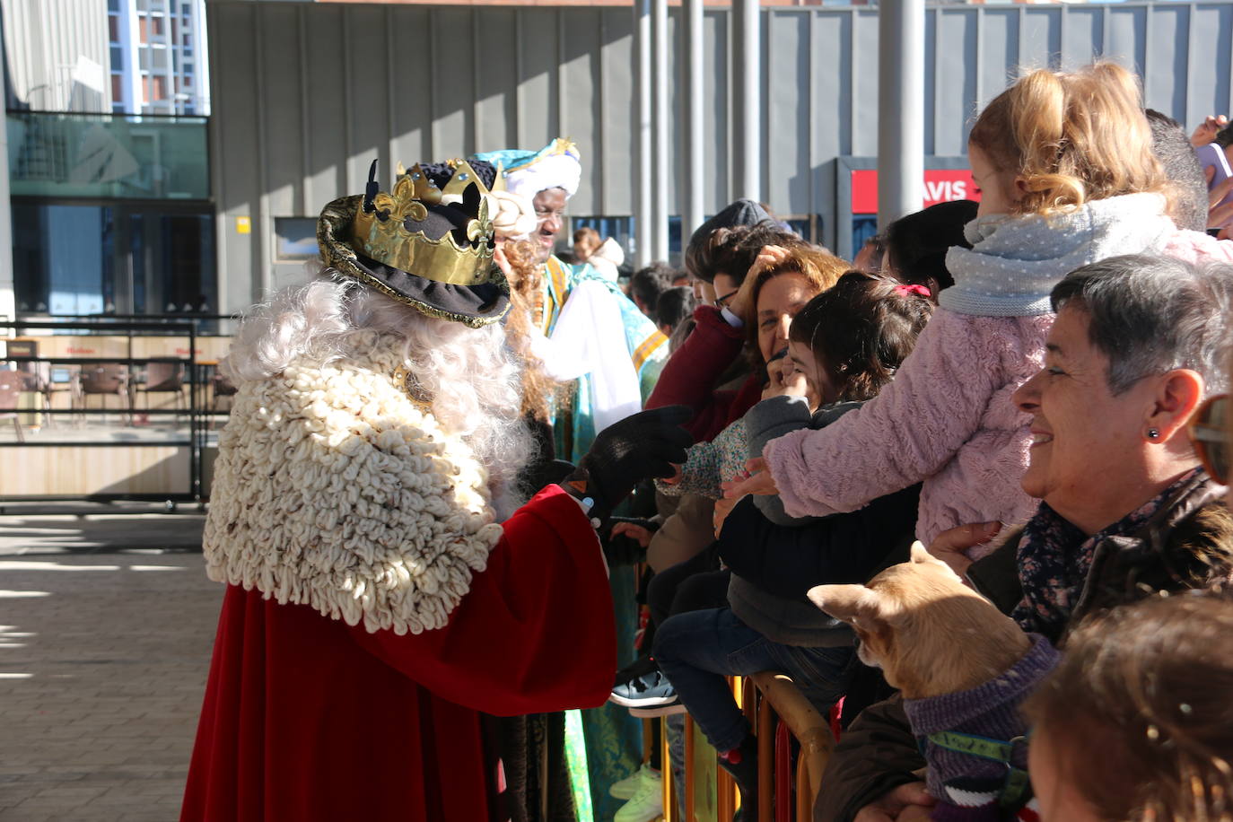 Los Reyes Magos de Oriente han llegado a la estación de Renfe de León a bordo tren chárter S470 fletado especialmente para la ocasión. Decenas de niños se han acercado a Melchor, Gaspar y Baltasar que, a continuación han sido recibidos por el alcalde de la ciudad. 