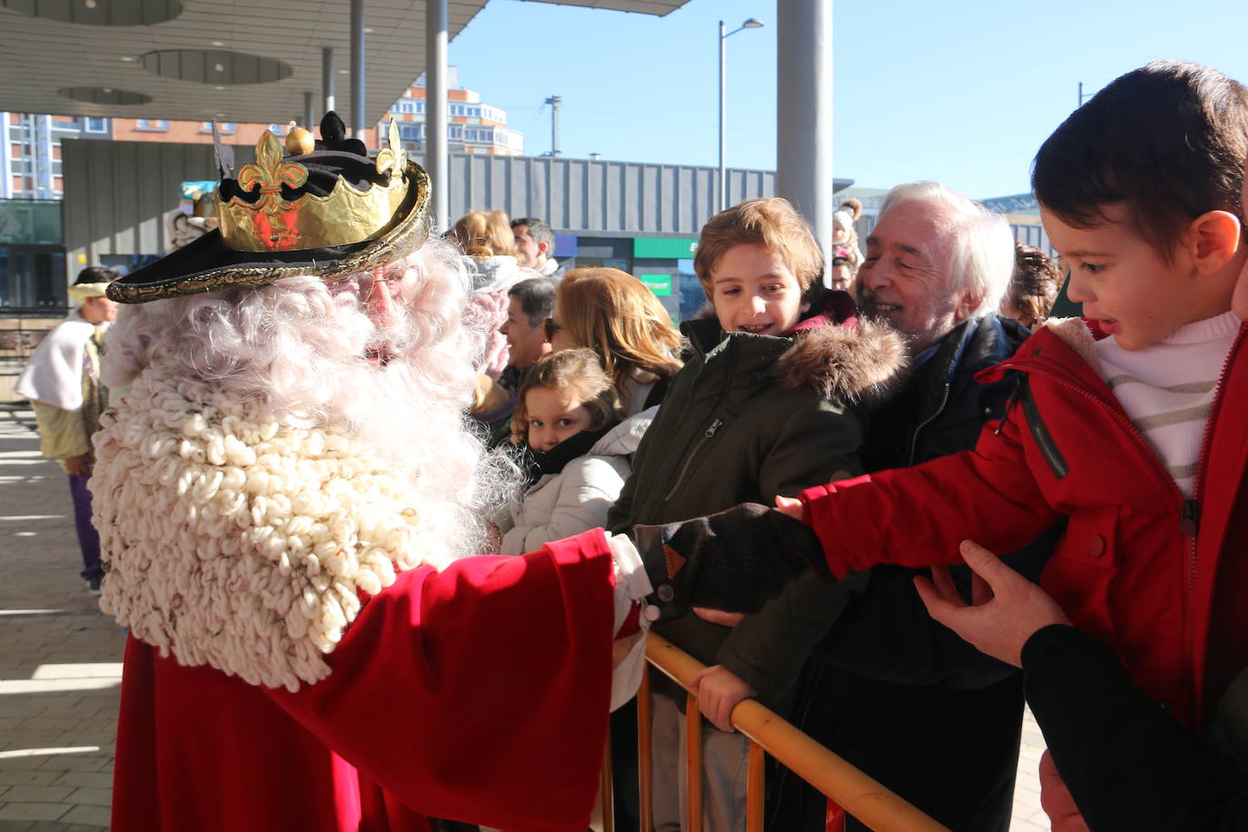 Los Reyes Magos de Oriente han llegado a la estación de Renfe de León a bordo tren chárter S470 fletado especialmente para la ocasión. Decenas de niños se han acercado a Melchor, Gaspar y Baltasar que, a continuación han sido recibidos por el alcalde de la ciudad. 