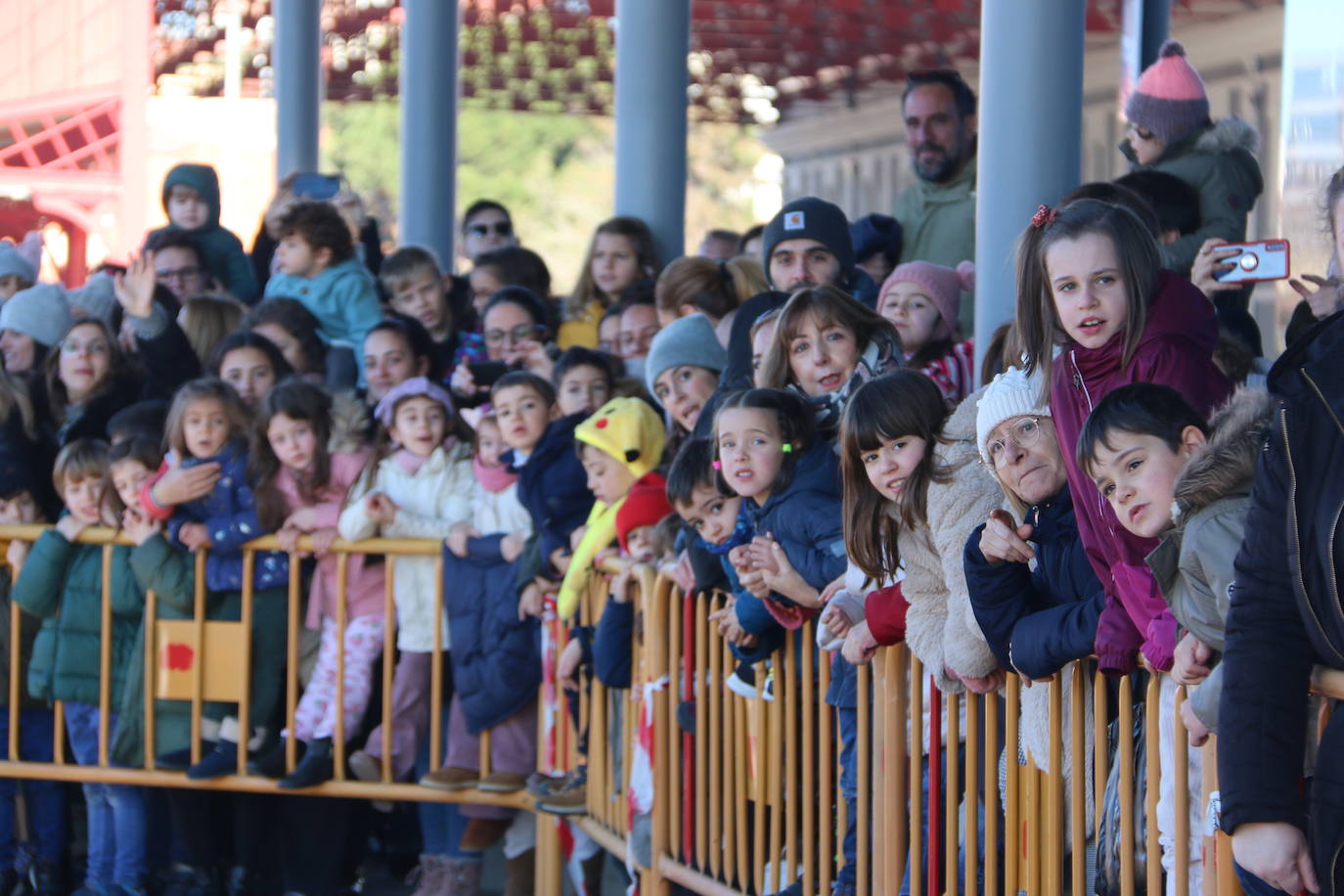 Los Reyes Magos de Oriente han llegado a la estación de Renfe de León a bordo tren chárter S470 fletado especialmente para la ocasión. Decenas de niños se han acercado a Melchor, Gaspar y Baltasar que, a continuación han sido recibidos por el alcalde de la ciudad. 