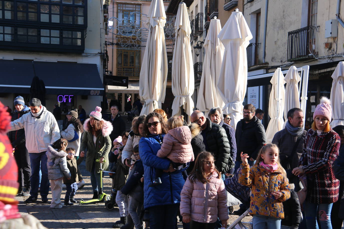 Los Reyes Magos de Oriente han llegado a la estación de Renfe de León a bordo tren chárter S470 fletado especialmente para la ocasión. Decenas de niños se han acercado a Melchor, Gaspar y Baltasar que, a continuación han sido recibidos por el alcalde de la ciudad. 