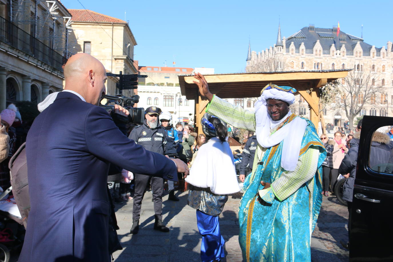 Los Reyes Magos de Oriente han llegado a la estación de Renfe de León a bordo tren chárter S470 fletado especialmente para la ocasión. Decenas de niños se han acercado a Melchor, Gaspar y Baltasar que, a continuación han sido recibidos por el alcalde de la ciudad. 