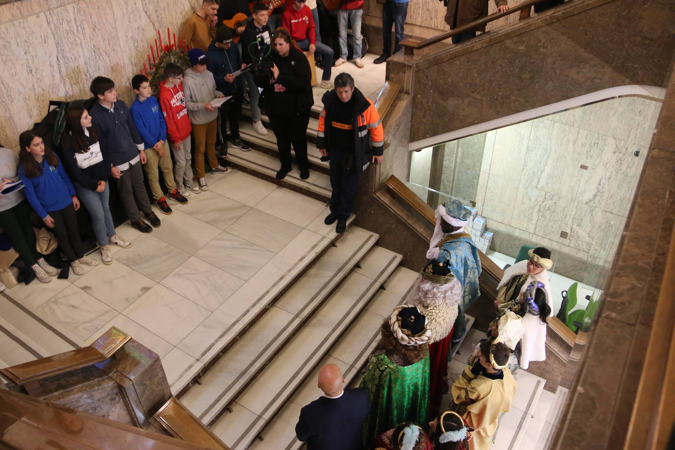 Los Reyes Magos de Oriente han llegado a la estación de Renfe de León a bordo tren chárter S470 fletado especialmente para la ocasión. Decenas de niños se han acercado a Melchor, Gaspar y Baltasar que, a continuación han sido recibidos por el alcalde de la ciudad. 