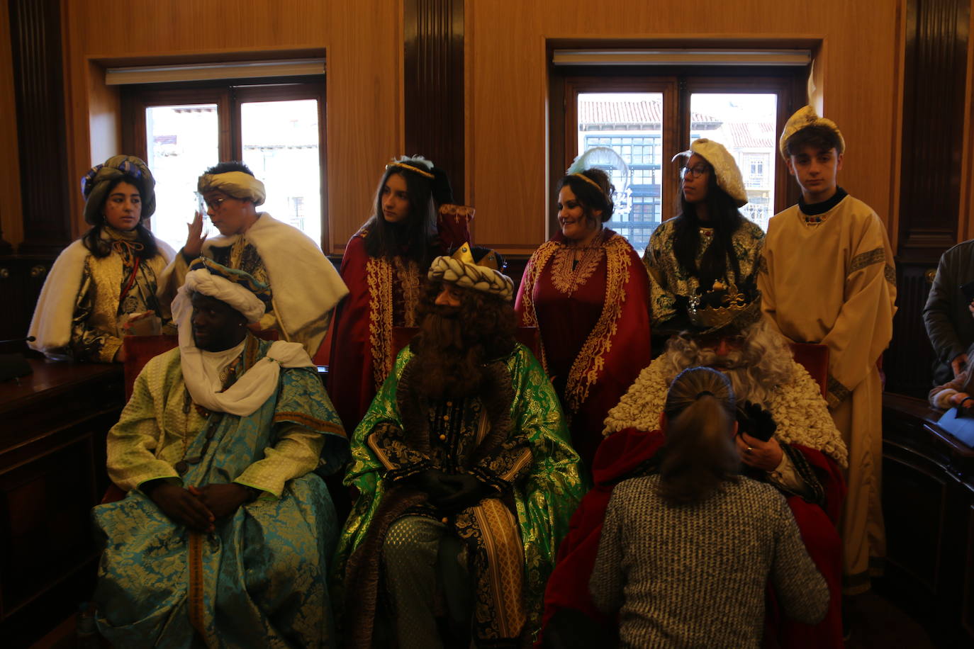 Los Reyes Magos de Oriente han llegado a la estación de Renfe de León a bordo tren chárter S470 fletado especialmente para la ocasión. Decenas de niños se han acercado a Melchor, Gaspar y Baltasar que, a continuación han sido recibidos por el alcalde de la ciudad. 