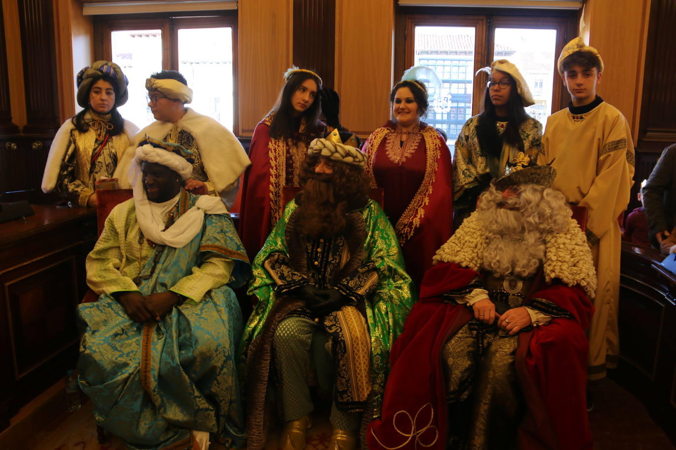 Los Reyes Magos de Oriente han llegado a la estación de Renfe de León a bordo tren chárter S470 fletado especialmente para la ocasión. Decenas de niños se han acercado a Melchor, Gaspar y Baltasar que, a continuación han sido recibidos por el alcalde de la ciudad. 