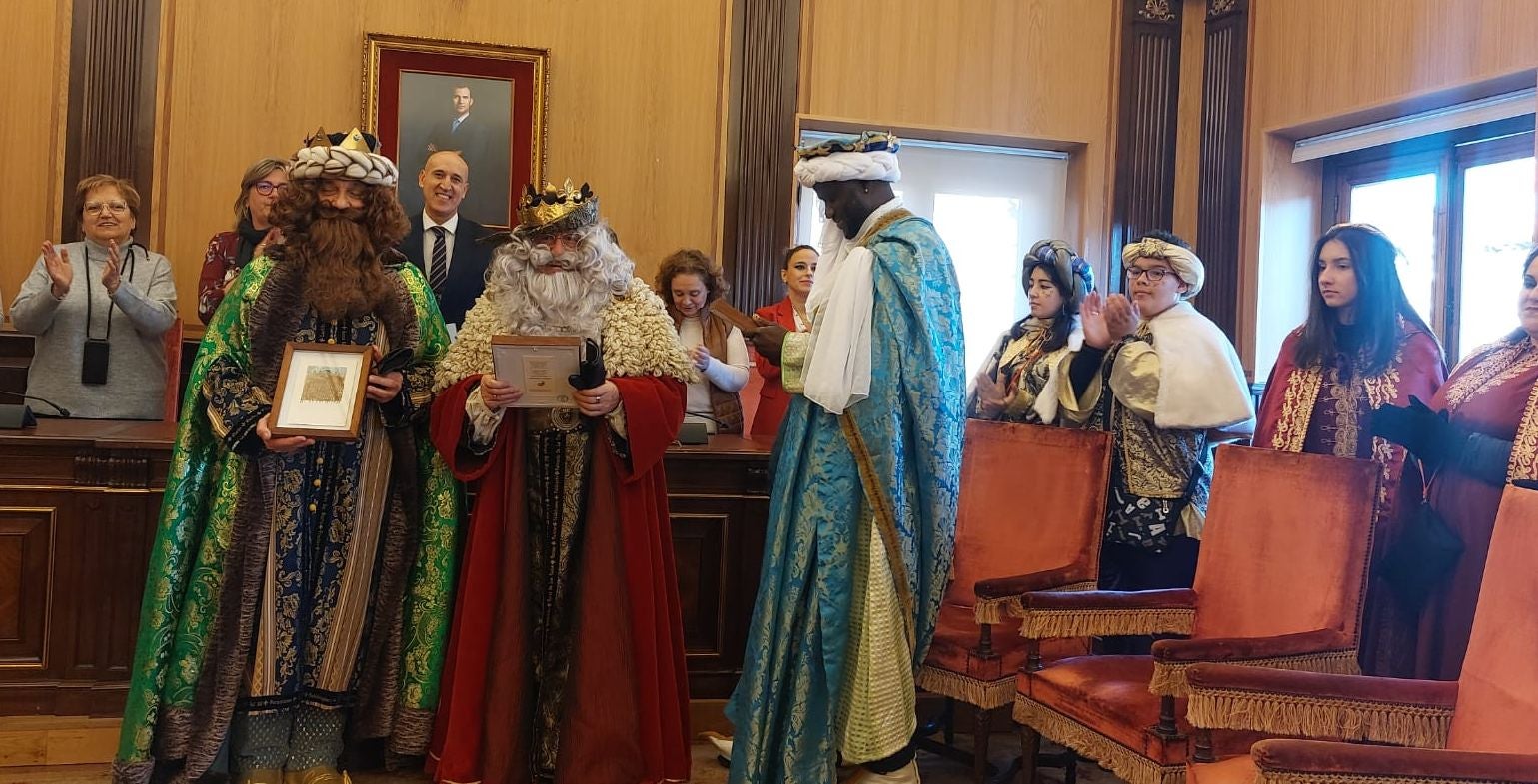 Los Reyes Magos de Oriente han llegado a la estación de Renfe de León a bordo tren chárter S470 fletado especialmente para la ocasión. Decenas de niños se han acercado a Melchor, Gaspar y Baltasar que, a continuación han sido recibidos por el alcalde de la ciudad. 