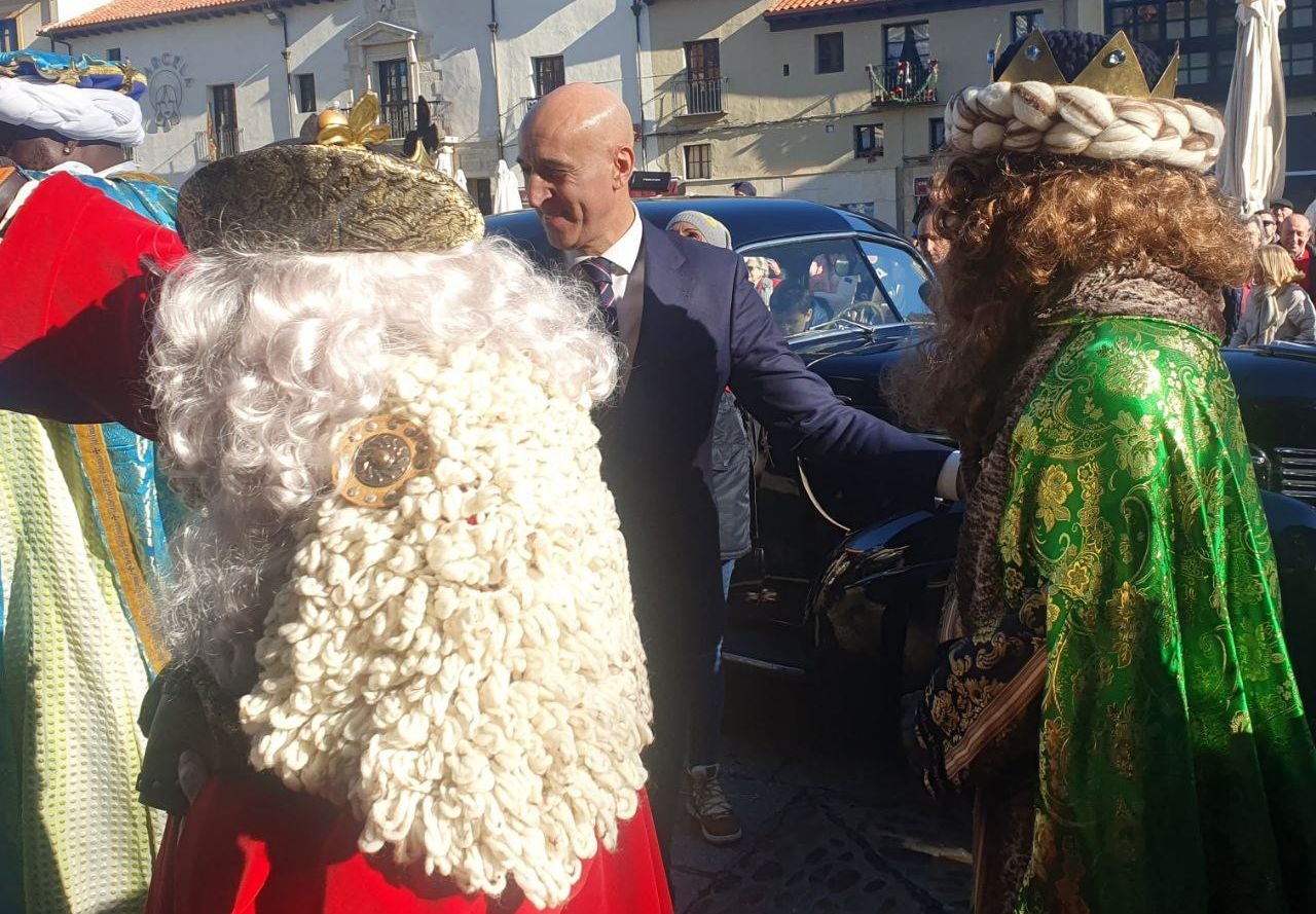 Los Reyes Magos de Oriente han llegado a la estación de Renfe de León a bordo tren chárter S470 fletado especialmente para la ocasión. Decenas de niños se han acercado a Melchor, Gaspar y Baltasar que, a continuación han sido recibidos por el alcalde de la ciudad. 