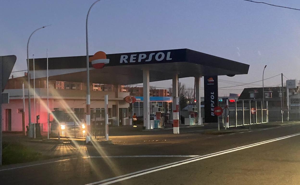 Estación de servicio sin luz en la zona afectada por el corte de suministro. 