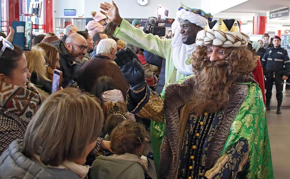 Melchor, Gaspar y Baltasar, este jueves, a su llegada a la estación de tren de León a bordo de un tren charter S470. 