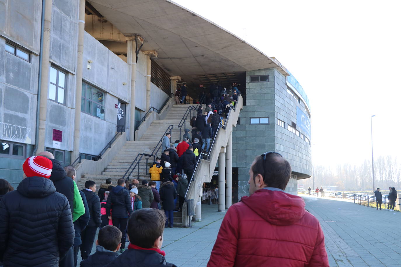 La Cultural y Deportiva Leonesa celebra un entrenamiento a puerta abierta en el Reino de León con motivo de la festividad de los Reyes Magos.