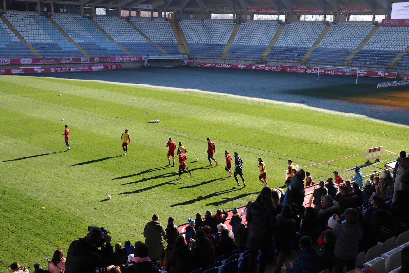 La Cultural y Deportiva Leonesa celebra un entrenamiento a puerta abierta en el Reino de León con motivo de la festividad de los Reyes Magos.