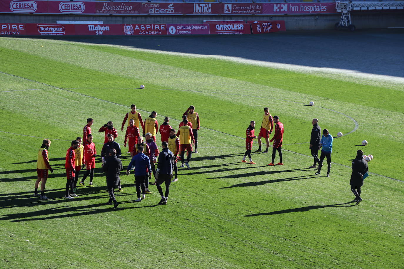 La Cultural y Deportiva Leonesa celebra un entrenamiento a puerta abierta en el Reino de León con motivo de la festividad de los Reyes Magos.