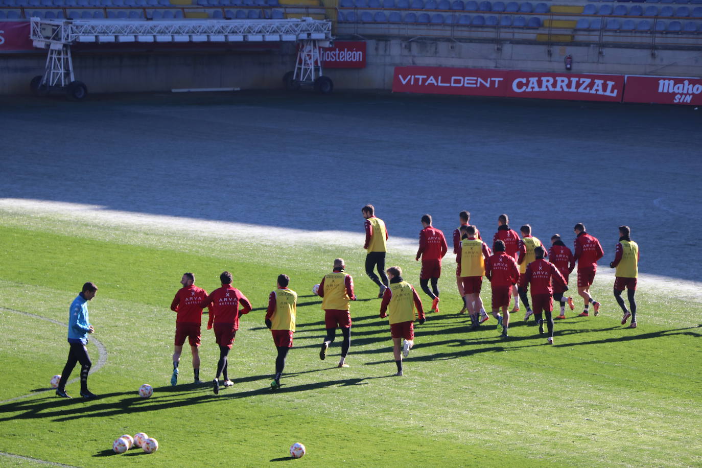 La Cultural y Deportiva Leonesa celebra un entrenamiento a puerta abierta en el Reino de León con motivo de la festividad de los Reyes Magos.