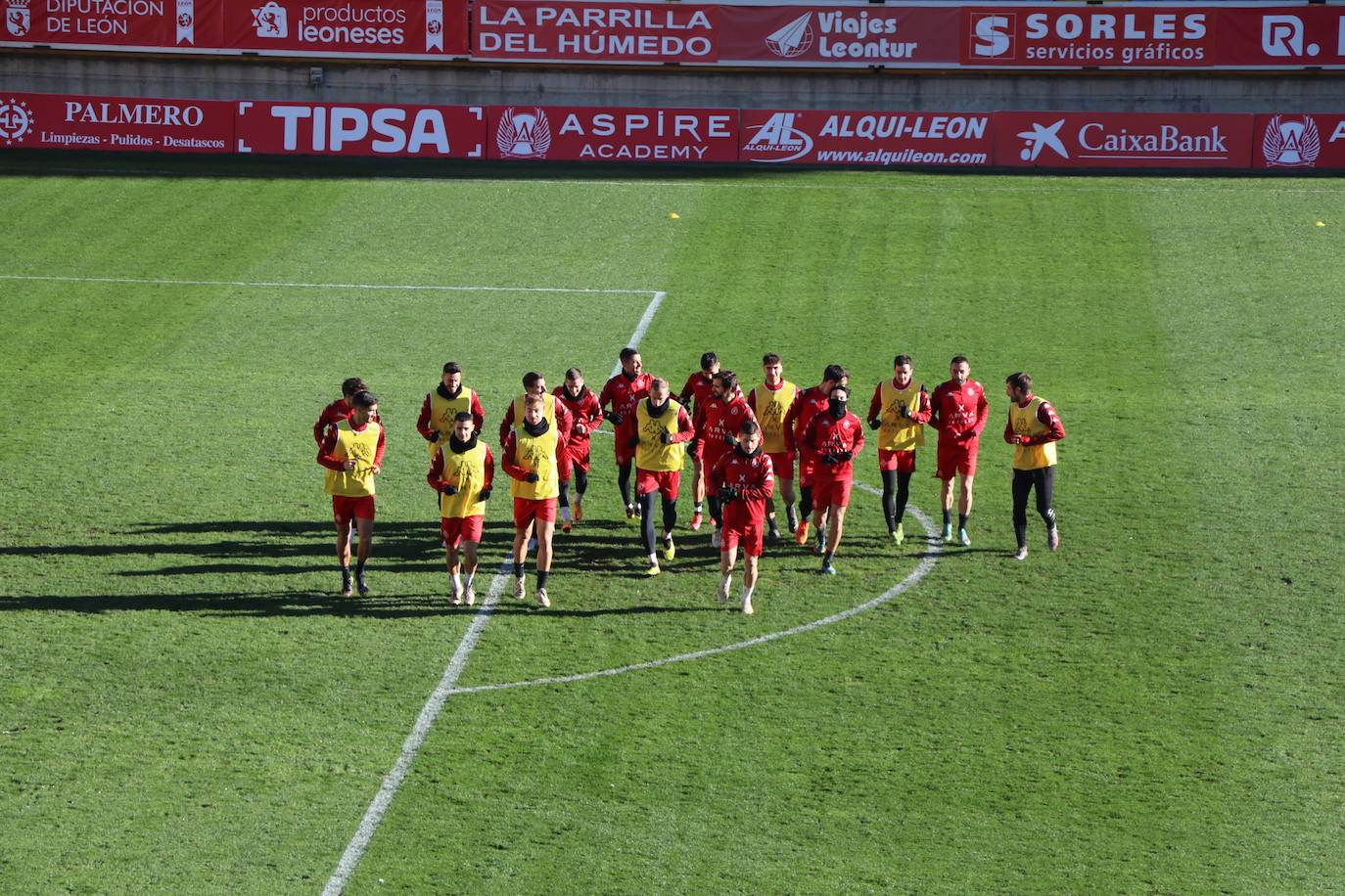 La Cultural y Deportiva Leonesa celebra un entrenamiento a puerta abierta en el Reino de León con motivo de la festividad de los Reyes Magos.