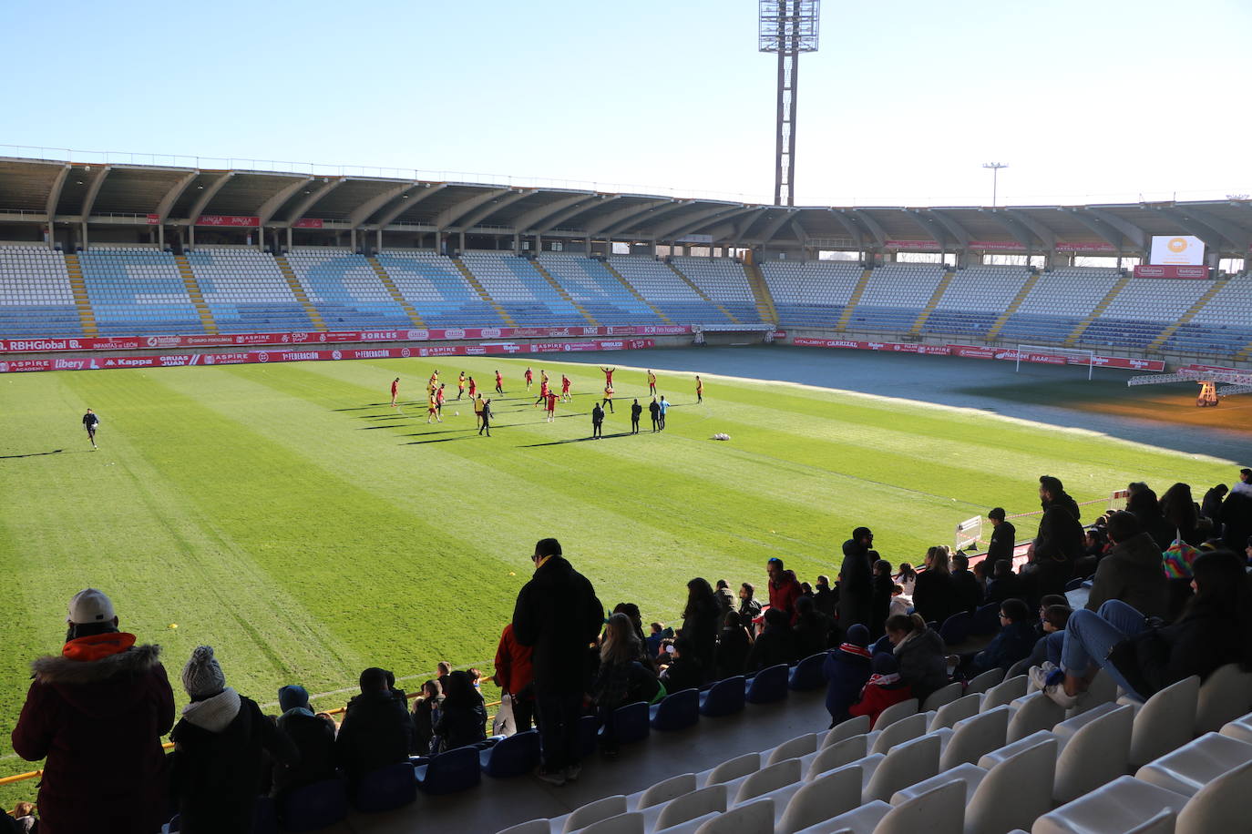 La Cultural y Deportiva Leonesa celebra un entrenamiento a puerta abierta en el Reino de León con motivo de la festividad de los Reyes Magos.