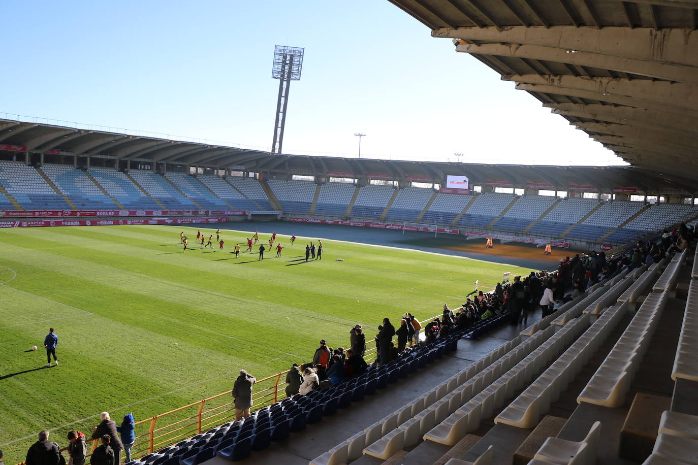 La Cultural y Deportiva Leonesa celebra un entrenamiento a puerta abierta en el Reino de León con motivo de la festividad de los Reyes Magos.