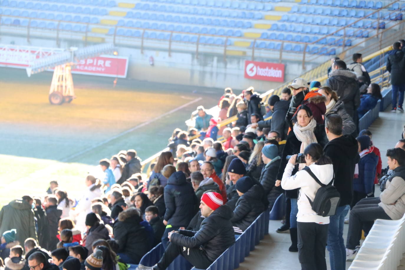 La Cultural y Deportiva Leonesa celebra un entrenamiento a puerta abierta en el Reino de León con motivo de la festividad de los Reyes Magos.